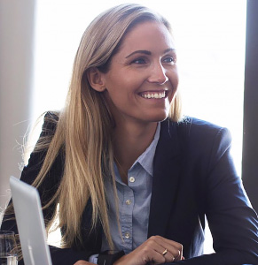 Cathrine nyder sine "nye øjne" og glæder sig over at hun nu slipper for at bruge briller og linser på sit arbejde og i fritiden.
